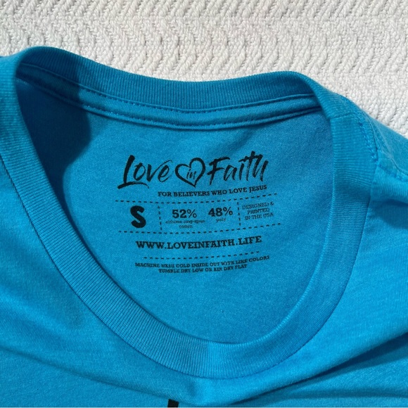 love in faith / blue and black faith cross tee - Picture 4 of 4